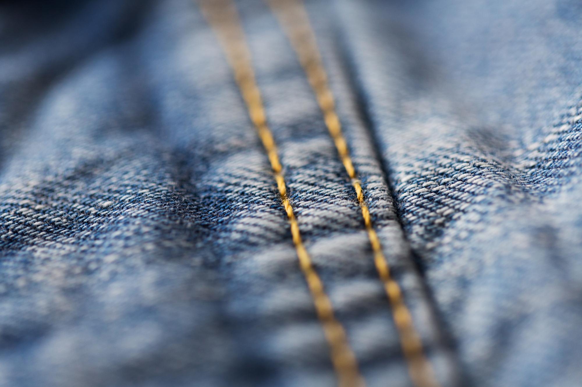 nahaufnahme stickstiche auf denim