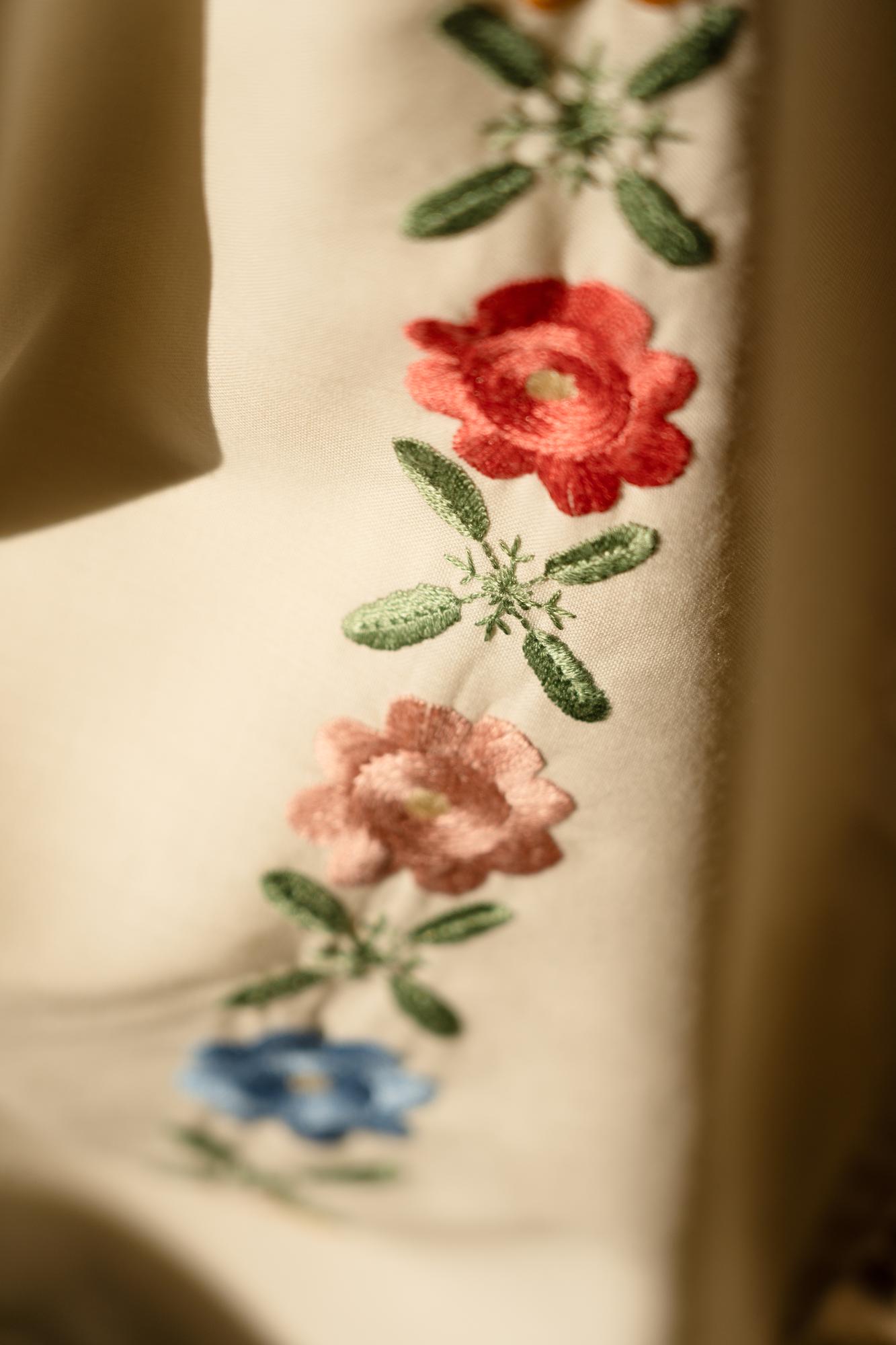 nahaufnahme handgesticktes blumenmotiv auf leinen